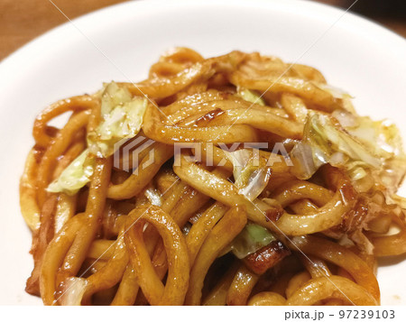 お皿にのった焼きうどん お皿にのった焼きうどん 97239103