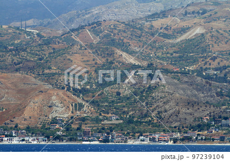 メッシーナ海峡のイタリア本土側の海岸線 メッシーナ海峡のイタリア本土側の海岸線 97239104