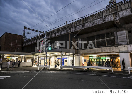 東京都港区の都市風景　夕刻の新橋駅 97239105