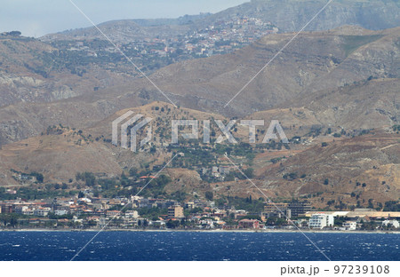 メッシーナ海峡のイタリア本土側の海岸線 メッシーナ海峡のイタリア本土側の海岸線 97239108