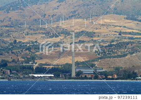 メッシーナ海峡のイタリア本土側の海岸線 97239111