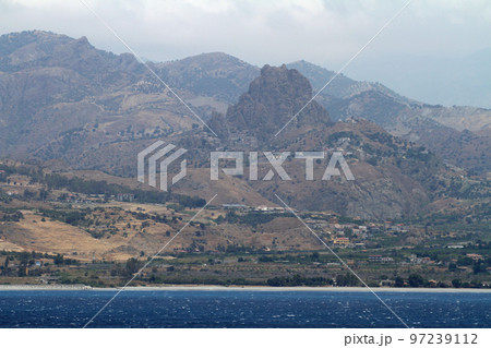 メッシーナ海峡のイタリア本土側の海岸線 97239112
