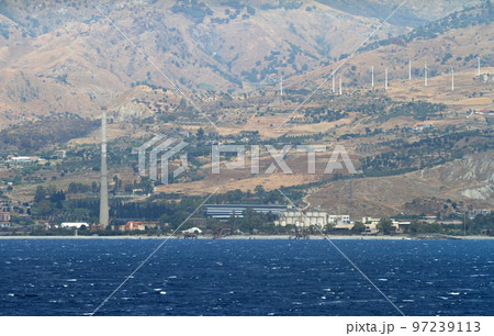 メッシーナ海峡のイタリア本土側の海岸線 メッシーナ海峡のイタリア本土側の海岸線 97239113