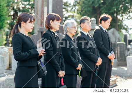 お墓・墓地・霊園で納骨式をする日本人の遺族・親族 お墓・墓地・霊園で納骨式をする日本人の遺族・親族 97239128