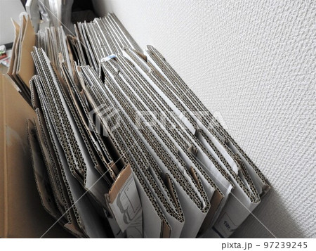 畳んだ段ボール　段ボール　リサイクル用品 97239245