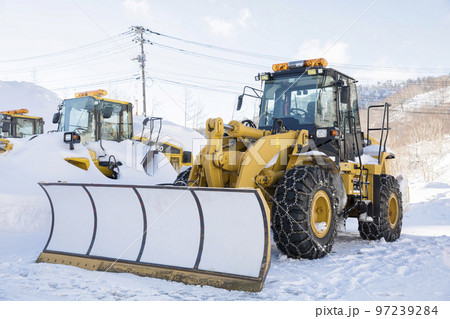 駐車場に停まっている除雪車 97239284