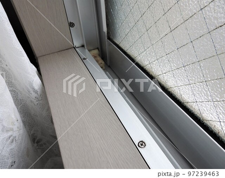 窓の桟　窓の枠　窓枠　物件設備 97239463