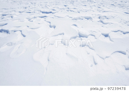 模様を作って固まった雪の積もった地面　風雪紋　雪紋　雪の紋様 97239478