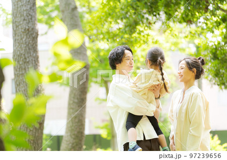 公園で遊ぶ家族 97239656