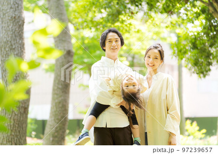 公園で遊ぶ家族 公園で遊ぶ家族 97239657