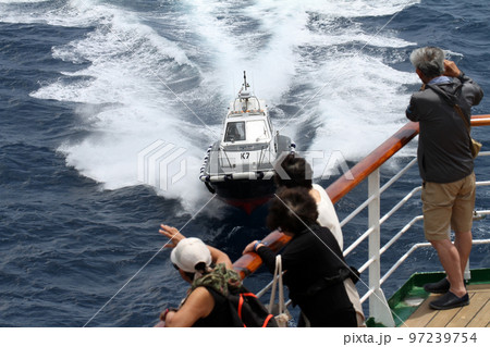 メッシーナ海峡航海中の本船に寄り添うタグボート 97239754