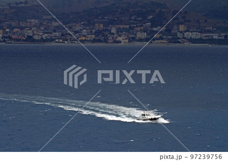 メッシーナ海峡のイタリア本土側の海岸線 メッシーナ海峡のイタリア本土側の海岸線 97239756
