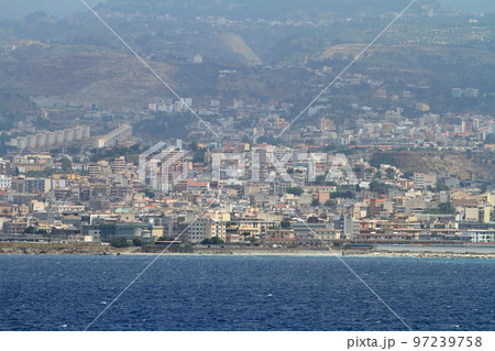 メッシーナ海峡のイタリア本土側の街並み 97239758