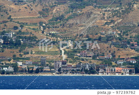 メッシーナ海峡のイタリア本土側の海岸線 メッシーナ海峡のイタリア本土側の海岸線 97239762