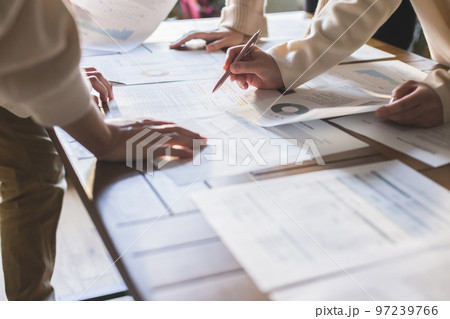 ビジネス　ミーティングシーン　手元 97239766