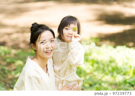 公園で遊ぶママと子ども 97239773