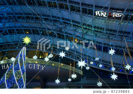 福岡県福岡市、博多駅前クリスマスマーケットのイルミネーションとクリスマスツリー_6 97239893