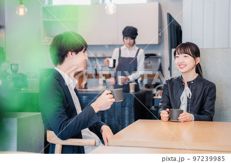カフェでデートをする若いカップル 97239985