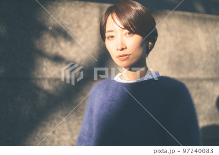 女性　ポートレート　屋外 97240083