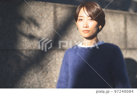 女性　ポートレート　屋外 97240084
