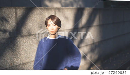 女性　ポートレート　屋外 97240085