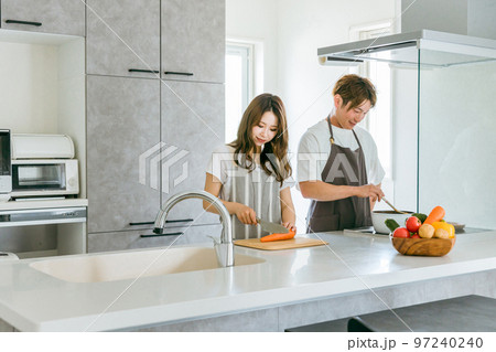 家のキッチンで一緒に料理を作る若いアジア人夫婦（家事メン） 97240240