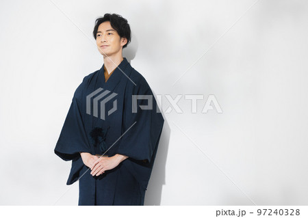 着物の男性 97240328