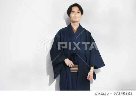 着物の男性 97240332
