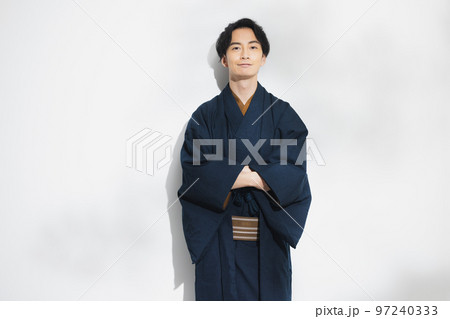 着物の男性 97240333