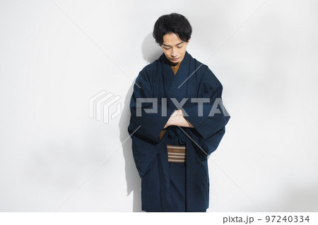 着物の男性 97240334