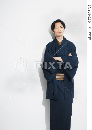 着物の男性 97240337