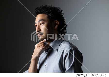 髭の男性 97240453