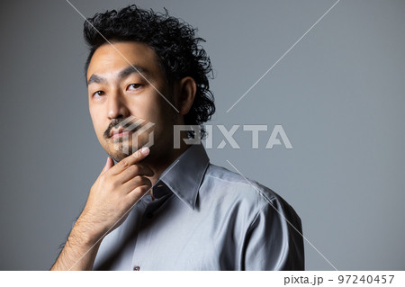 髭の男性 97240457