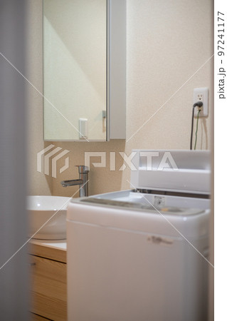 ワンルームマンションの洗面所 97241177