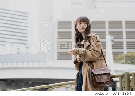待ち合わせをする女性 待ち合わせをする女性 97241354