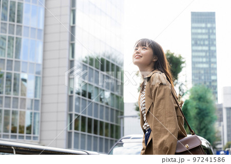 都会を歩く若い女性 97241586