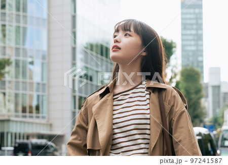 都会を歩く若い女性 97241587