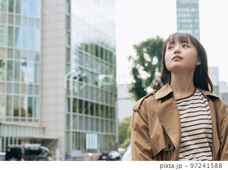 都会を歩く若い女性 97241588