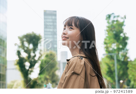 都会を歩く若い女性 97241589