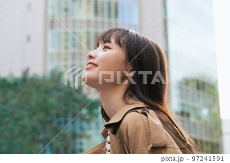 都会を歩く若い女性 97241591