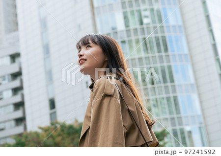都会を歩く若い女性 97241592