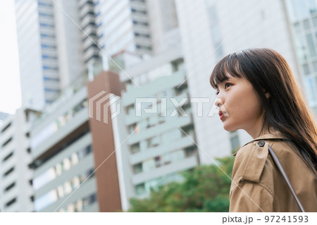 都会を歩く若い女性 97241593