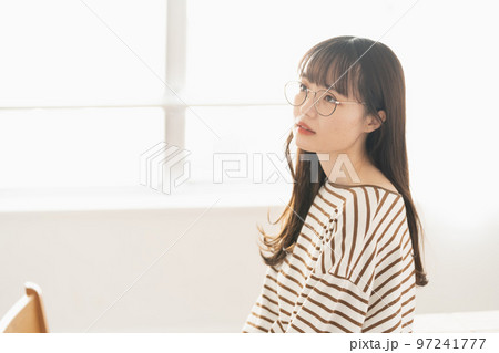 リビングで佇む若い女性 リビングで佇む若い女性 97241777