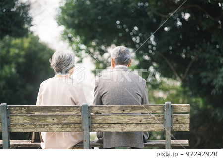 公園のベンチに座るシニア夫婦の後ろ姿 97242920