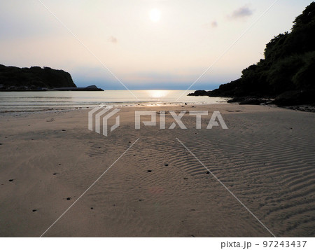 金色に輝く根獅子海海岸　長崎県平戸市大石脇町 97243437