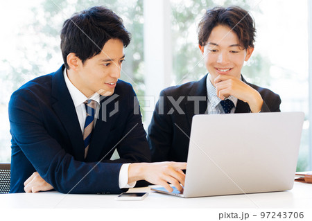 打ち合わせをするビジネスマン　 97243706