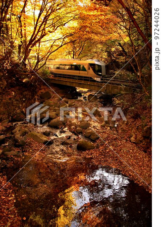 紅葉の渓流を眺めつつ奥鬼怒路を行く…龍王峡駅にて『特急リバティ会津』 97244026