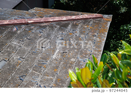 ボロボロの屋根 ボロボロの屋根 97244045