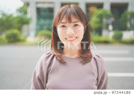 正面を向いて微笑む女性 正面を向いて微笑む女性 97244180