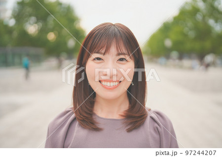 笑顔の女性 97244207
